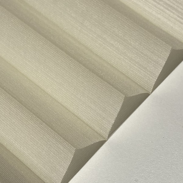 Pleated blind Miss Madagascar Lotus