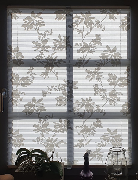 Pleated blind Flowers Print white-grey