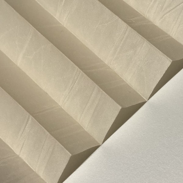 Pleated blind Crush pearl cream