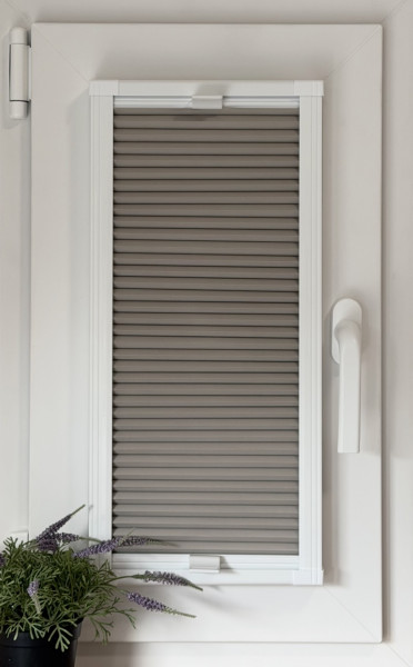 Honeycomb pleated blind 100% blackout Soft Light gray