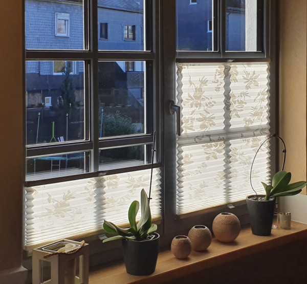 Pleated blind Flowers Print white-grey