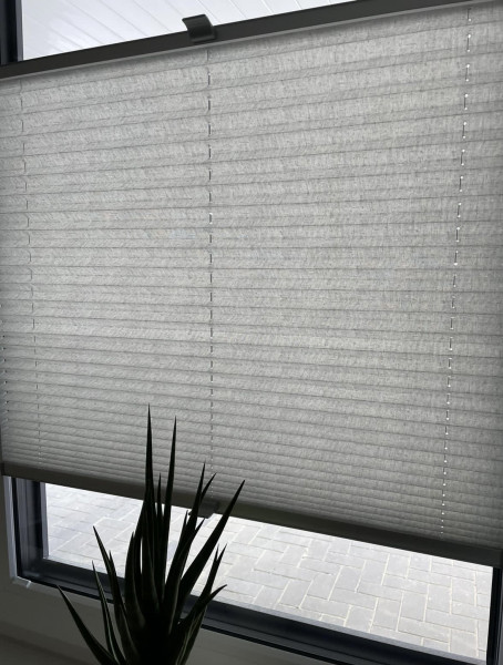 Pleated blind Sahara light gray
