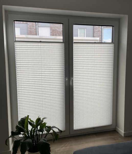 Pleated blind Sahara light gray