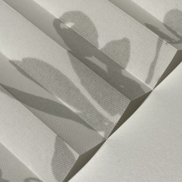 Pleated blind Flowers Print white-grey