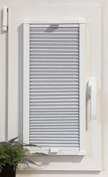 Honeycomb pleated blind 100% blackout Soft White