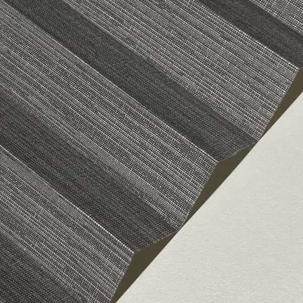Pleated blind Madagascar pearl gray