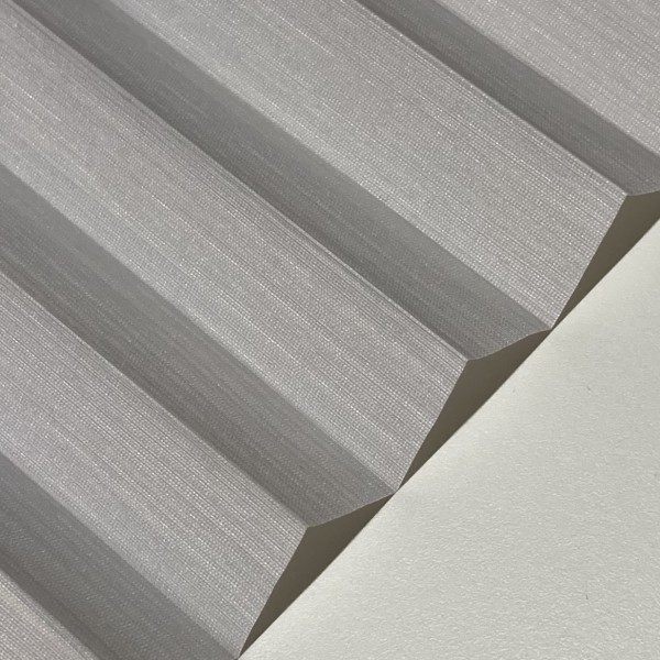 Pleated blind Madagascar pearl light gray